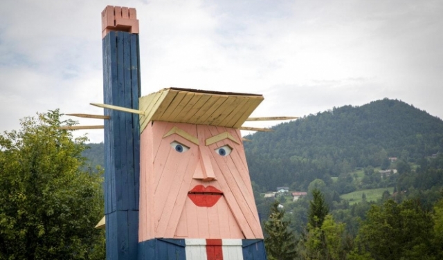 موطن ميلانيا ترامب يسخر من زوجها بواسطة تمثال خشبي 