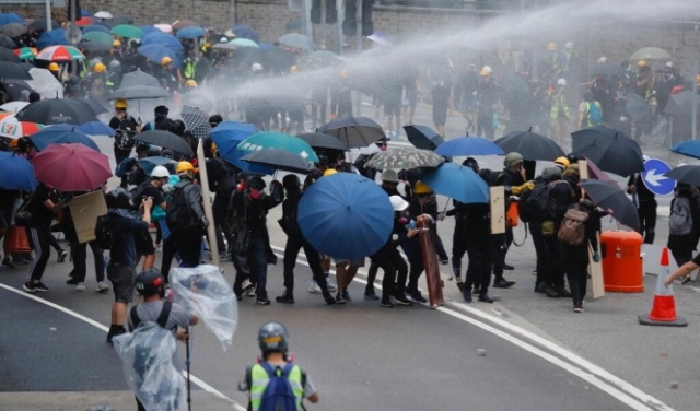 هونغ كونغ: مواجهات عنيفة بين محتجين وقوات الشرطة