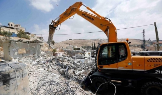 الاحتلال يهدم منزلا ومسجدا قيد الانشاء في الخليل