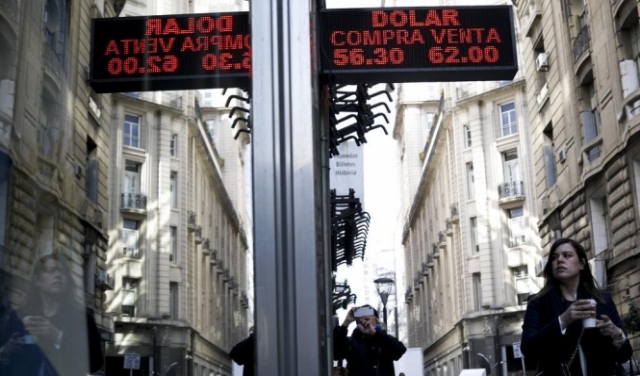 الأرجنتين تفرض قيودا على العملات الأجنبية