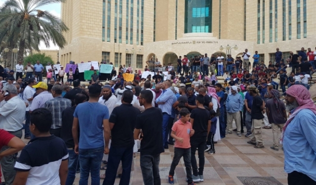  النقب: المئات يتظاهرون للمطالبة بتوفير سفريات لـ18 ألف طالب 