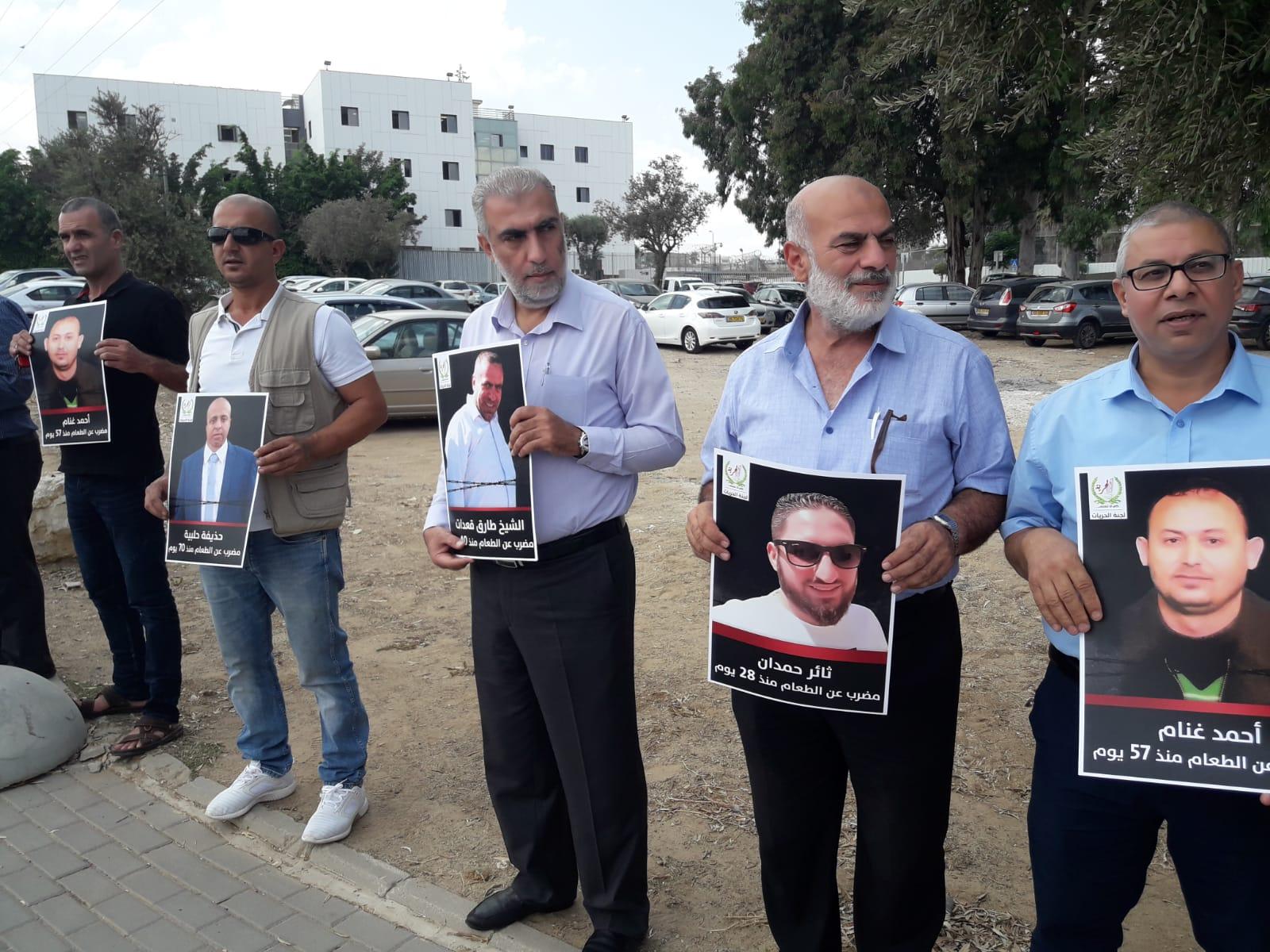 وقفة احتجاجية ضد الممارسات الإسرائيلية بحق الأسرى أمام سجن الرملة