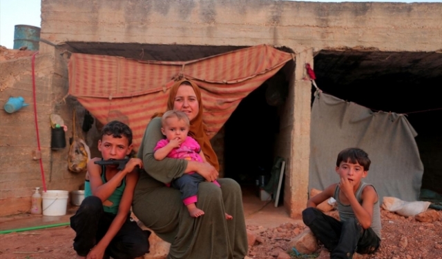 سورية: أسرة نازحة تترقّب الشّتاء خائفةً من جرف ملاذها