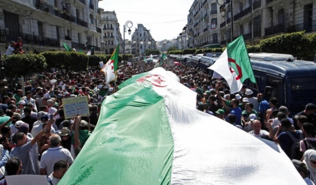 الجزائر: مشروع قانون يُلزم الرئيس بحيازة شهادة جامعية