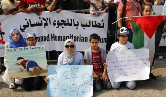 لاجئون فلسطينيون يطالبون بفتح باب الهجرة من لبنان