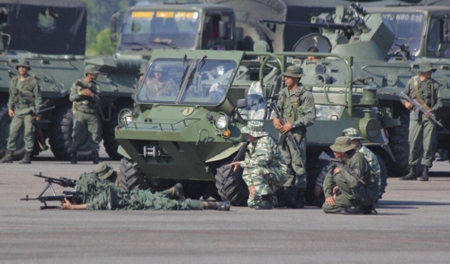 فنزويلا تنشر 150 ألف جندي وتشرع بمناورات قبالة كولومبيا