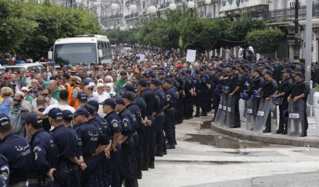 محكمة جزائرية تقضي بسجن متظاهرين قبل كلمة للرئيس المؤقت