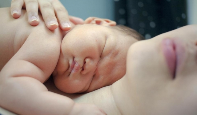 الرضاعة الطبيعية تحمي الأطفال من السمنة 