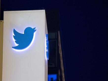 "تويتر" يغلق مئات الحسابات الإماراتية والمصرية