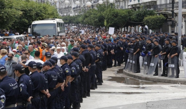 تظاهرات حاشدة في الجزائر رفضًا لإعلان الرئيس عن انتخابات