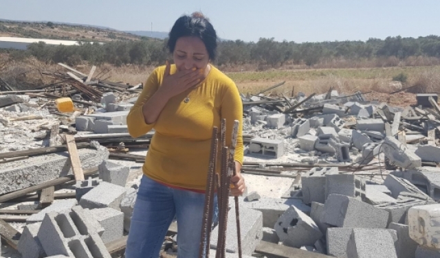 زائدة هيب تبكي منزلها الّذي هدمته سلطات الاحتلال في شفاعمرو