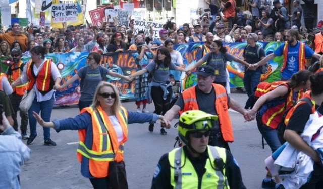 500 ألف متظاهر في مونتريال لإنقاذ المناخ 