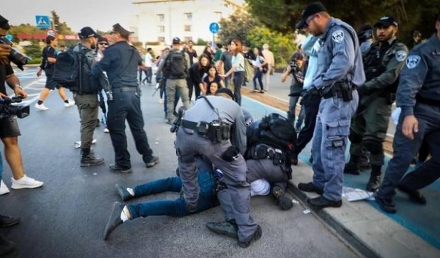القدس: اعتقالات في اعتداء الاحتلال على متظاهرين إسنادا للعربيد