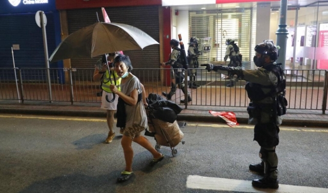 هونغ كونغ: الشرطة تطلق الرصاص الحي لأول مرّة على المتظاهرين