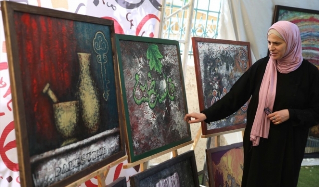 فنانة فلسطينية ترسم بالعجين 