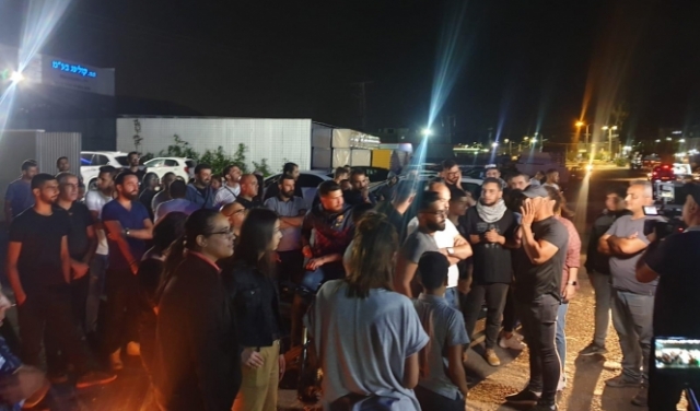 مجد الكروم: استدعاء شبان للتحقيق واحتجاج متواصل أمام مركز الشرطة