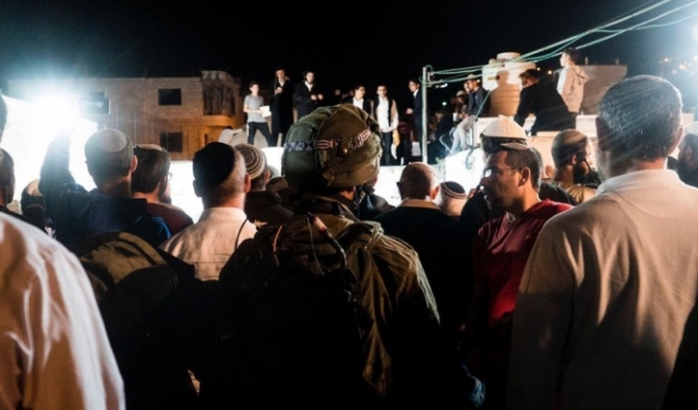 اعتقالات بالضفة ومئات المستوطنين يقتحمون قبر يوسف بنابلس