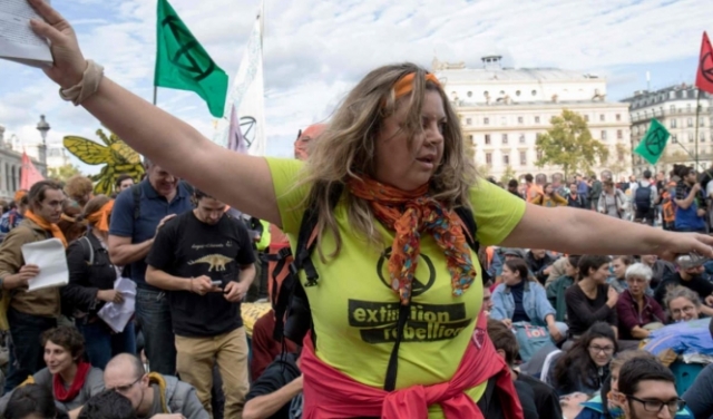 بريطانيا: اعتقال أكثر من 300 محتج على تغير المناخ