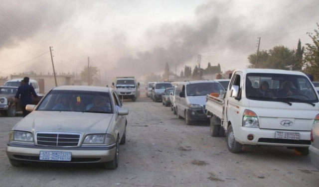 المرصد: نزوح عشرات آلاف السوريين إثر العملية العسكرية التركية