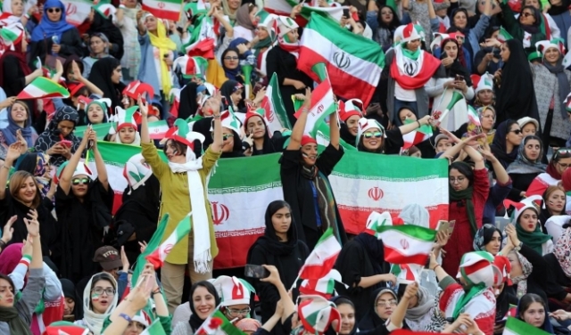 المشجعات الإيرانيات يجتحن الملاعب لأول مرة منذ 40 عاما