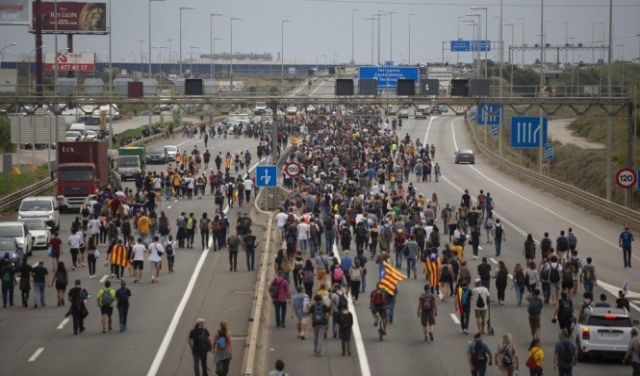 برشلونة: إصابة 170 شخصا واعتقال 3 باشتباكات مع الشرطة