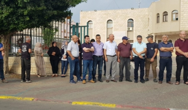 كفر مندا: وقفة احتجاجية ضد الاعتداء على بناية المجلس