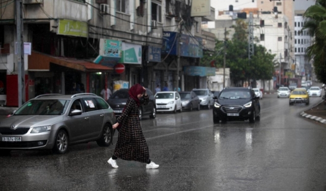 شوارع غزّة يبلّلها المطر