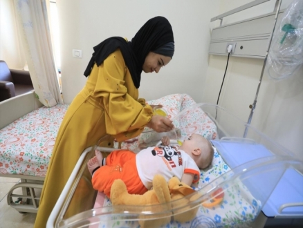 "أم متطوّعة" للعناية بطفل غزّي بعلاجه بعد منع الاحتلال حضور والدته