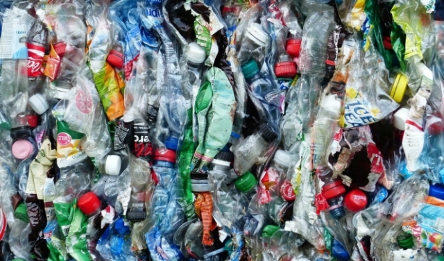 شركات المشروبات تستبدل البلاستيك بعبوات ألومنيوم لحماية البيئة.. لكن...