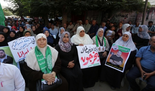 الأمّهات الغزيات ينتظرن أبناءهن الأسرى في سجون الاحتلال