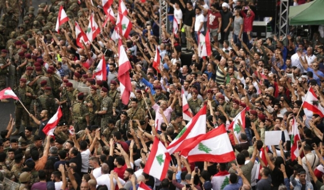 احتجاجات لبنان تدخل أسبوعها الثاني وترقب لخطاب عون