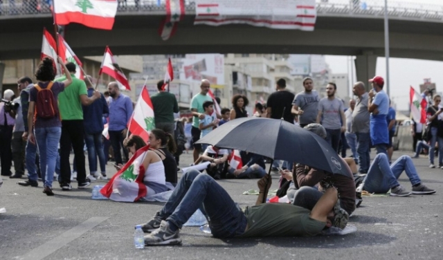 تكلفة الاحتجاجات اللبنانية تتجاوز المليار دولار وتوقعات بانهيار مالي آخر 
