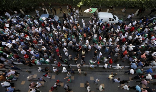 تظاهرات حاشدة في الجزائر ضد الانتخابات وتصريحات للرئيس