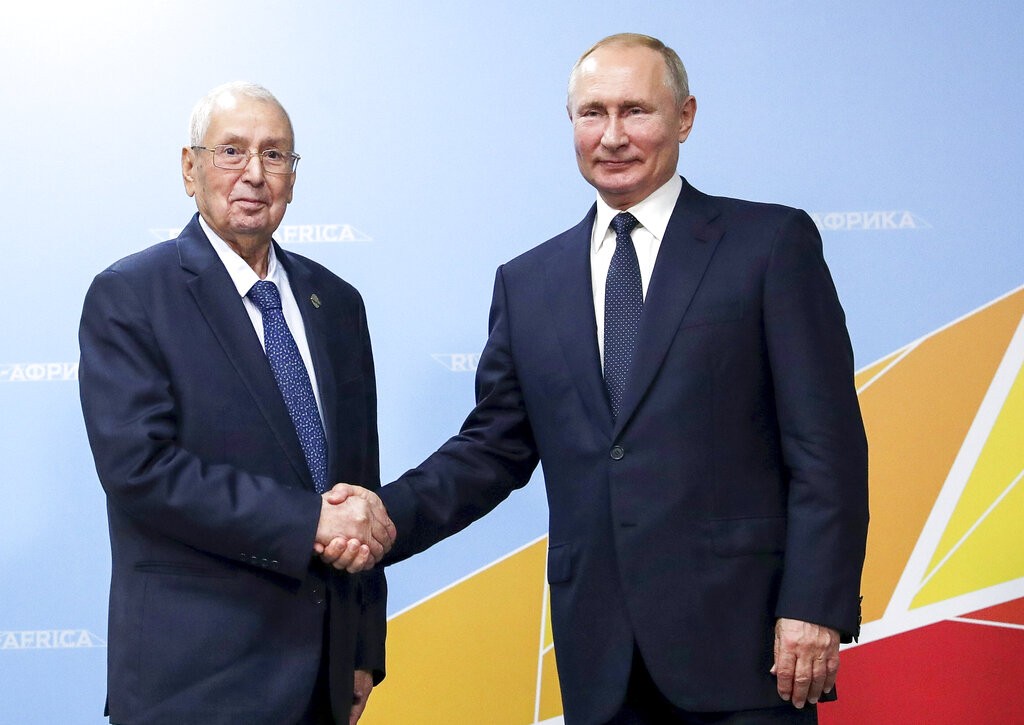 لقاء بوتين وبن صالح (أ ب)