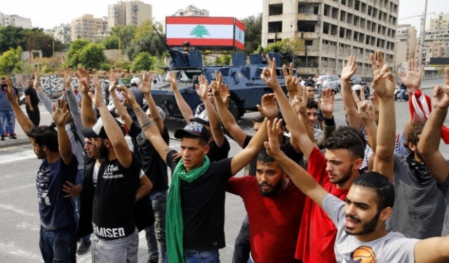 احتجاجات لبنان: المتظاهرون يغلقون الطرقات الرابطة بين بيروت والمحافظات