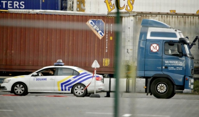 بلجيكا: العثور على 12 مهاجرا عربيًا في شاحنة تبريد