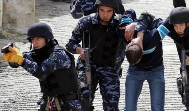  أجهزة أمن السلطة تعتقل 4 طلبة من جامعة الخليل