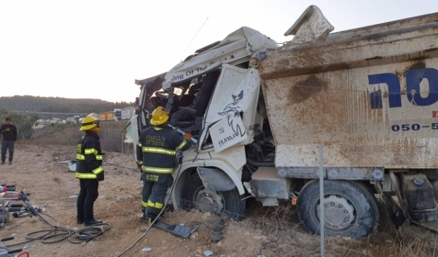 النقب: إصابة سائق شاحنة إثر انقلابها