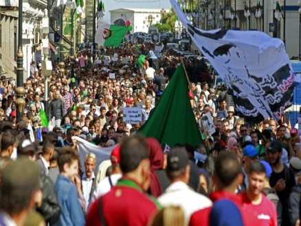 حراك الجزائر يحتفل بعيد ثورة الاستقلال