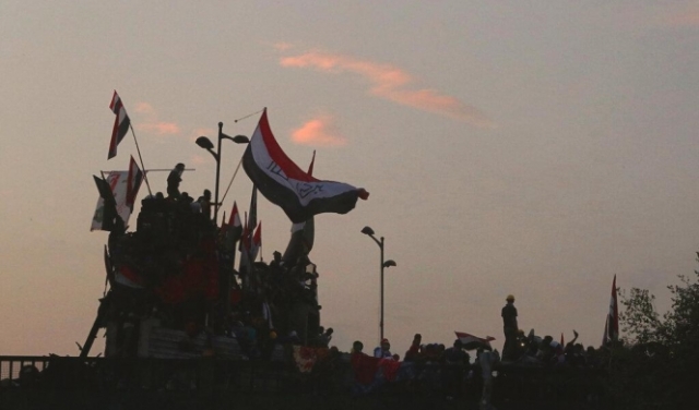 العراق: محتجون يرفعون علم البلاد فوق قنصلية إيران
