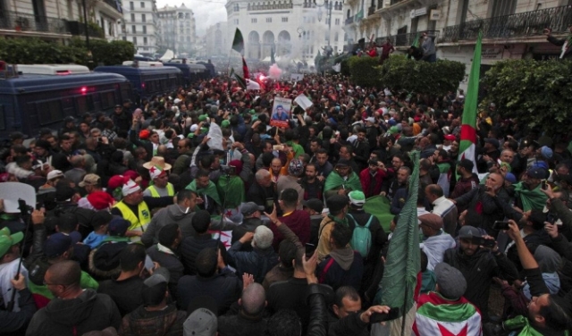 ساحات الجزائر ترفض الانتخابات والمحكمة الدستورية تعلن عن المرشحين