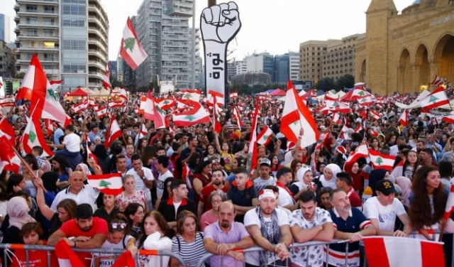 اللبنانيون يواصلون احتجاجاتهم ودعوةٌ للإضراب العام الثلاثاء