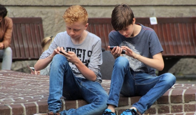 لماذا مُنع استخدام الهواتف الذكية في المدارس؟
