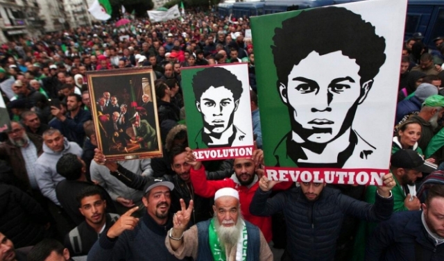 طلاب الجزائر يتظاهرون تضامنًا مع المعتقلين ورفضًا للانتخابات