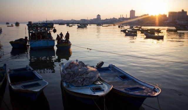 غزة: فتح المعابر وتوسيع مساحة الصيد و