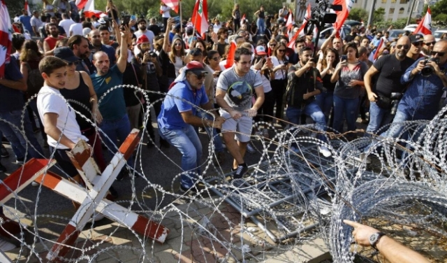 رغم الانفراجه السياسية: اللبنانيون يواصلون احتجاجاتهم