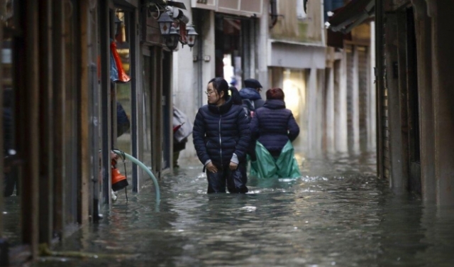 بعد أيام من الفيضان: موجة عاتية في البندقية 