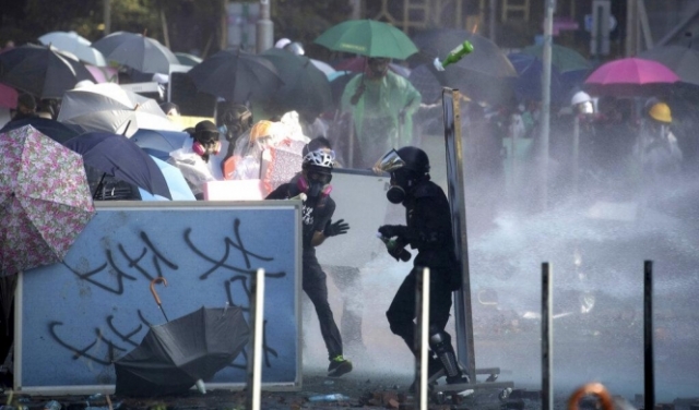 هونغ كونغ: الشرطة تهدد المتظاهرين باستخدام الرصاص الحي