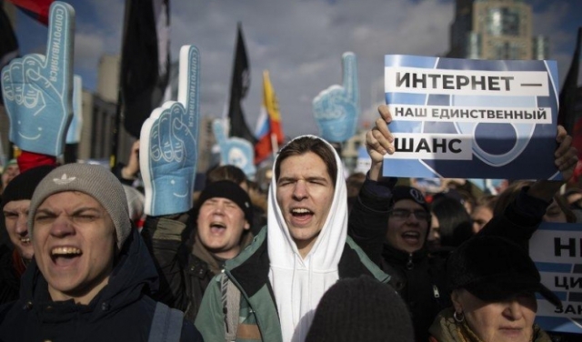 روسيا: احتجاجات على قانون مرتقب يقيد حريّة الصحافة