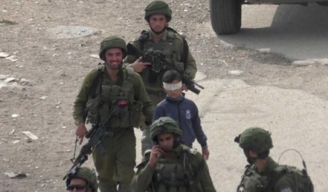جنود الاحتلال يمارسون الإرهاب النفسيّ والجسديّ بحق طفل فلسطينيّ